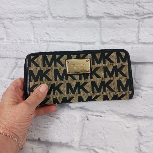 Michael Kors black and tan signature canvas and leather zip wallet - Picture 14 of 14